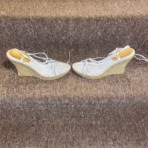 🤍💛🤍NWT Nine West White Leather & Gold Wedge Sandals - Picture 4 of 13